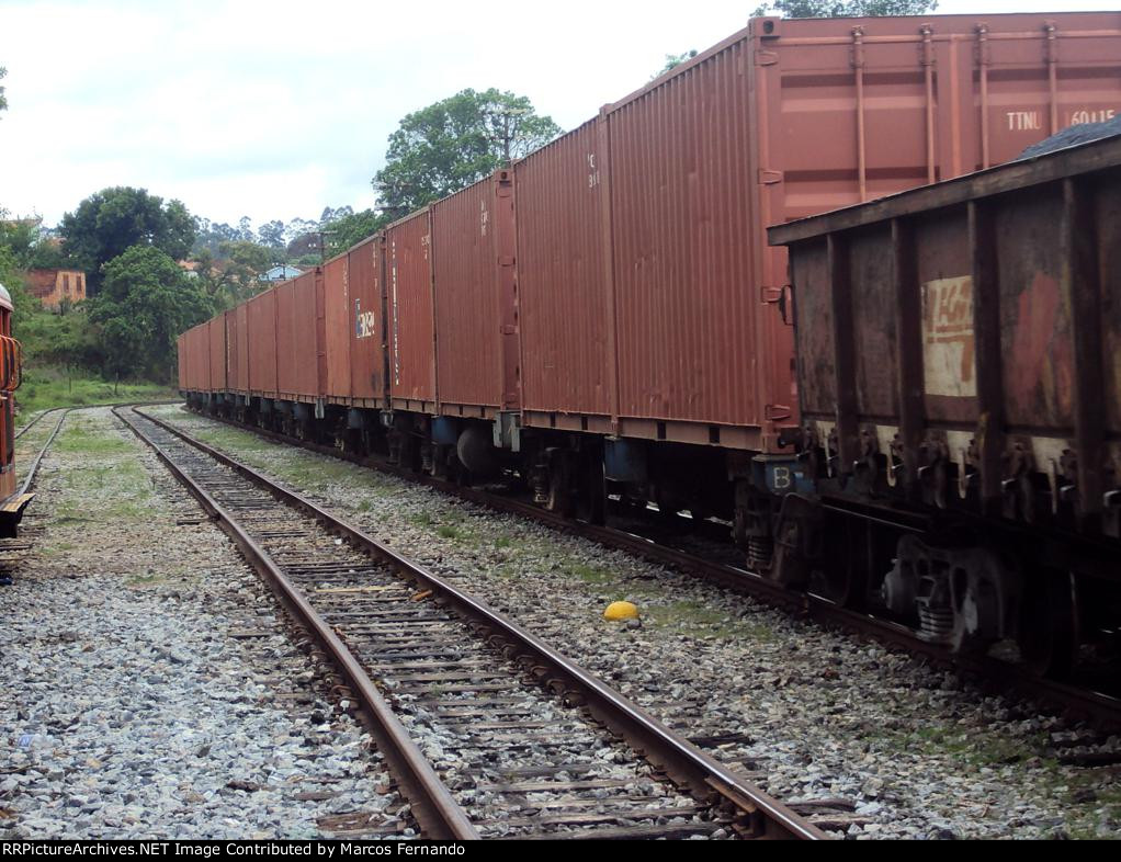 U20 liderando um trem composto por clinquer, dolomito e containers